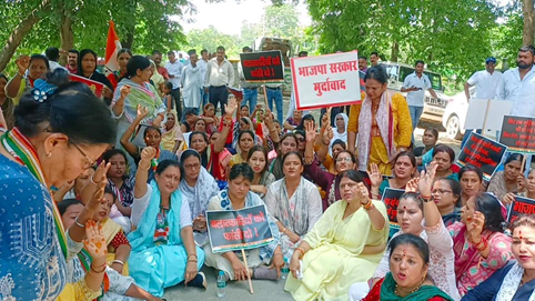 Smt. Jyoti Rautela led a strong protest against the ongoing atrocities against women in Rudrapur